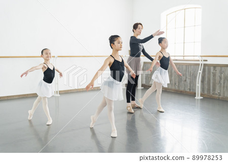芭蕾課堂老師和學生 89978253