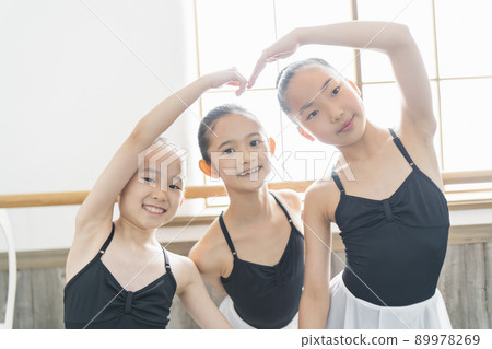 Ballet classroom girl 89978269
