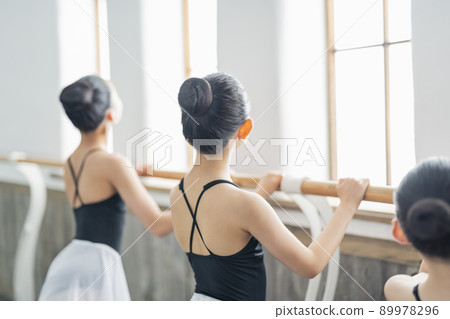 芭蕾舞教室的女孩 89978296