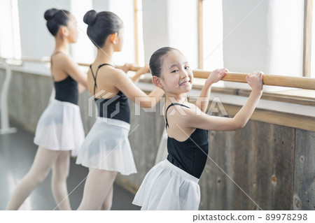 芭蕾舞教室的女孩 89978298