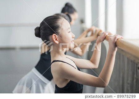 芭蕾舞教室的女孩 89978299