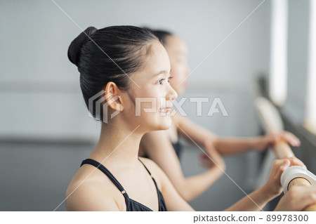 芭蕾舞教室的女孩 89978300