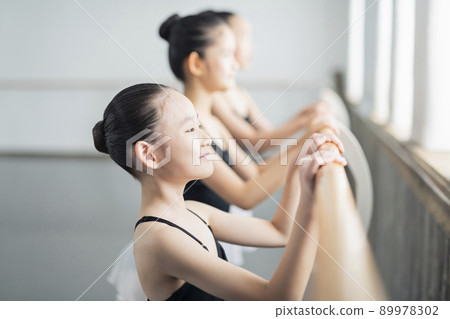芭蕾舞教室的女孩 89978302