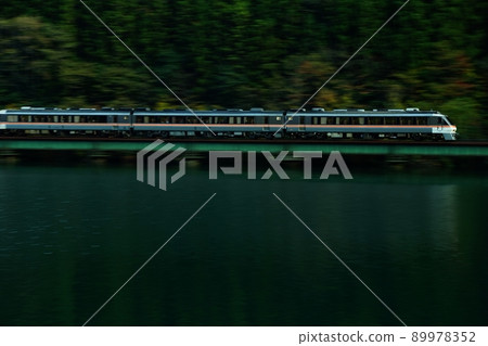 秋季高山本線飛驒-金山-木葉85系特快寬景飛驒在烤石上運行 89978352