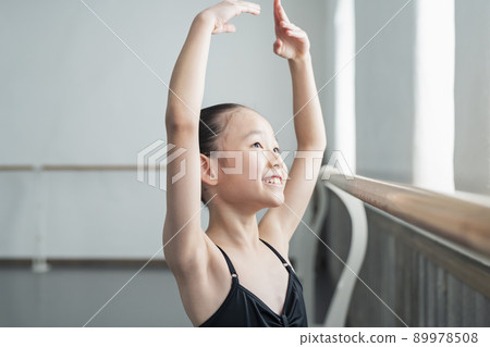 芭蕾舞教室的女孩 89978508