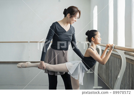 Ballet classroom teachers and students 89978572