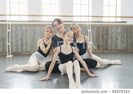Ballet classroom teachers and students Ballet classroom teachers and students 89978583