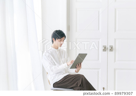 看著平板電腦的男性肖像休閒 看著平板電腦的男性肖像休閒 89979307