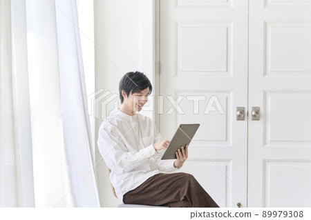 看著平板電腦的男性肖像休閒 看著平板電腦的男性肖像休閒 89979308