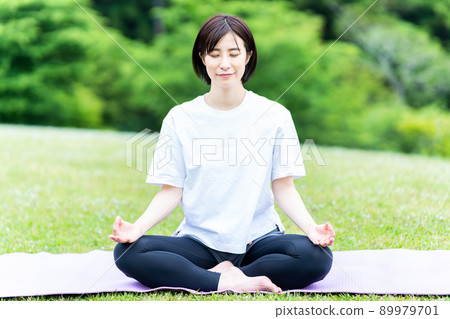 年輕女子在新鮮的綠色做瑜伽 年輕女子在新鮮的綠色做瑜伽 89979701