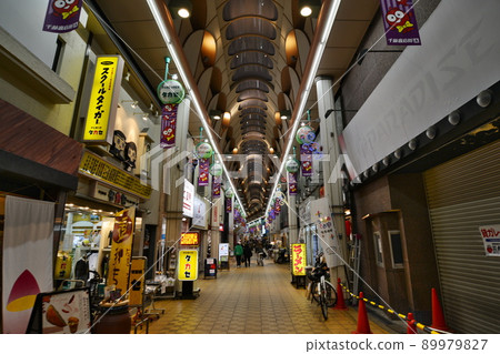 Scenery of the shopping street in Osaka city 89979827