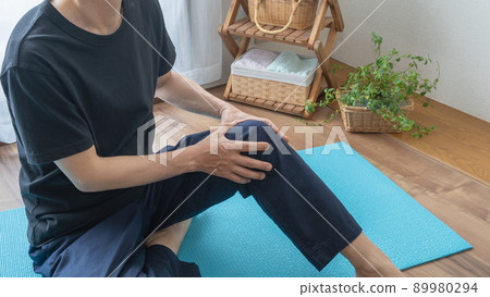 Image of a man with knee pain 89980294