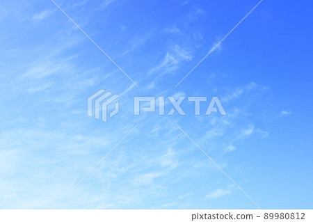 在藍天蔓延的薄雲背景中的捲雲 在藍天蔓延的薄雲背景中的捲雲 89980812