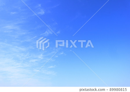 在藍天蔓延的捲雲天空背景材料 89980815