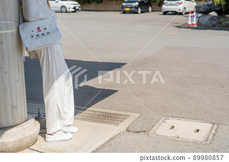 穿著朝聖服裝和商品的時裝模特娃娃 穿著朝聖服裝和商品的時裝模特娃娃 89980857