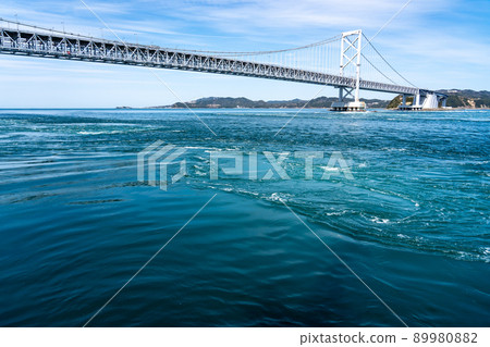 兵庫縣南淡路市鳴門海峽與小鳴門橋和漩渦 89980882