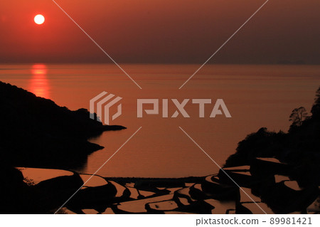 玄海的夕陽染成橙色的濱之浦梯田景觀(佐賀縣玄海町) 玄海的夕陽染成橙色的濱之浦梯田景觀(佐賀縣玄海町) 89981421
