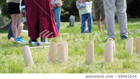 Mölkky pin（後面）和遊戲參與者（下半身） 89981814