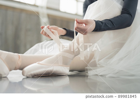 Women wearing ballet shoes 89981845
