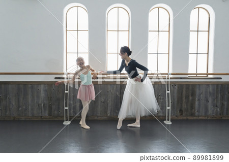 芭蕾課堂老師和學生 89981899
