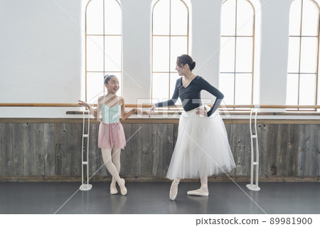 芭蕾課堂老師和學生 89981900