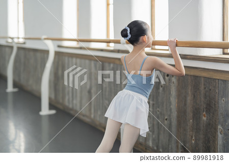 芭蕾舞教室的女孩 89981918