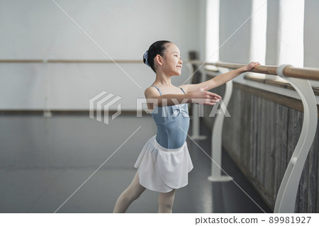 芭蕾舞教室的女孩 89981927