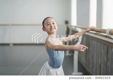 芭蕾舞教室的女孩 芭蕾舞教室的女孩 89981929