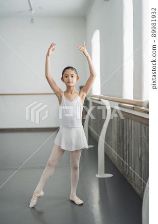 芭蕾舞教室的女孩 89981932