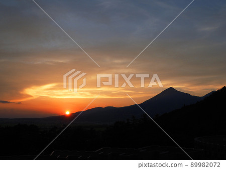 萬代山的夜景。群山的剪影，橘色的雲朵和太陽，三層的藍天，美不勝收。 89982072