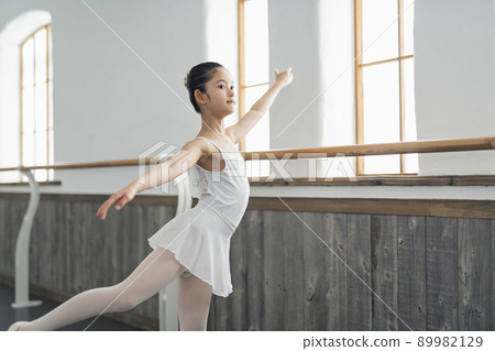芭蕾舞教室的女孩 89982129
