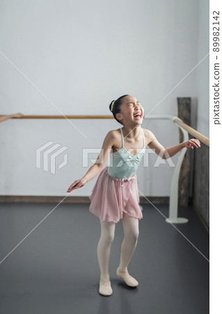 芭蕾舞教室的女孩 89982142