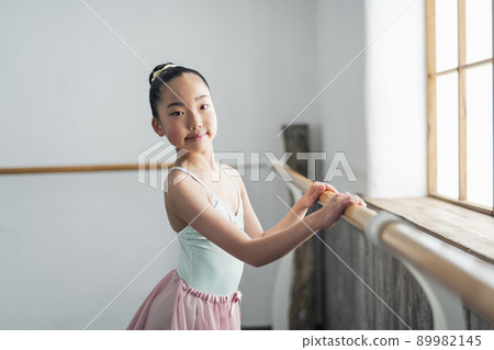 芭蕾舞教室的女孩 89982145