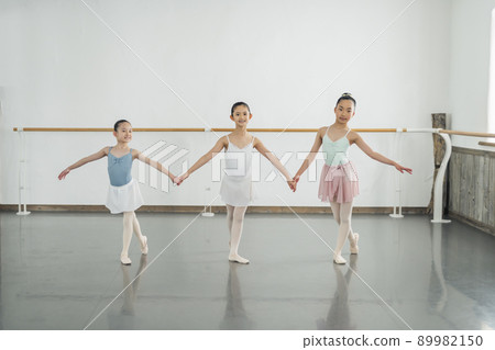 Ballet classroom girl Ballet classroom girl 89982150