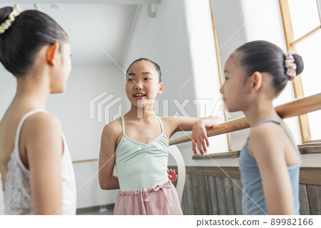 芭蕾舞教室的女孩 芭蕾舞教室的女孩 89982166