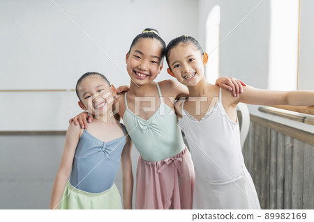 芭蕾舞教室的女孩 89982169