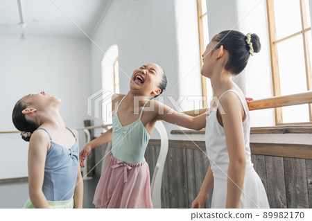 芭蕾舞教室的女孩 89982170