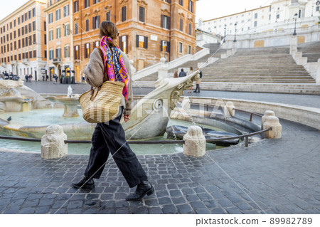 Woman walks on the street near famous Spanish steps in Rome 89982789