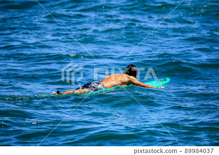 在稻村崎、鎌倉、湘南海灘的海上划船尋找好浪的衝浪者 89984037