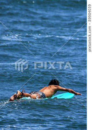 在稻村崎、鎌倉、湘南海灘的海上划船尋找好浪的衝浪者 89984039