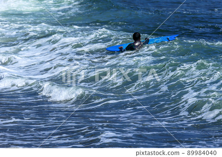 在稻村崎、鎌倉、湘南海灘的海上划船尋找好浪的衝浪者 89984040