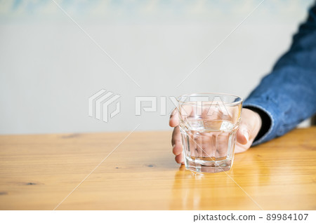 Male hand holding a glass Male hand holding a glass 89984107