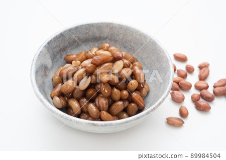 在白色背景上煮熟的花生 89984504