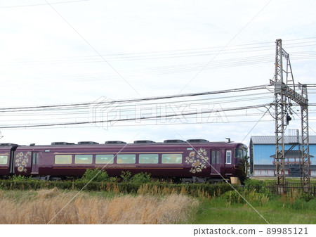 Kintetsu's sightseeing limited express "Ayoyoshi" that runs inside the site of the world heritage Nara Heijo Palace 89985121