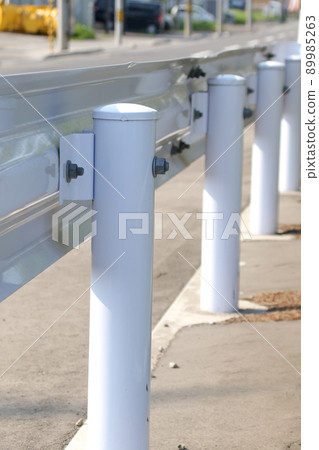 護欄、人行道、行人分隔、圍欄、道路、戶外、立柱、交通、管道、安全 89985263