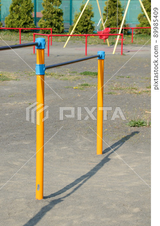 Horizontal bar, park, playset, play, children, back hip circle, public facilities, outdoors Horizontal bar, park, playset, play, children, back hip circle, public facilities, outdoors 89985409