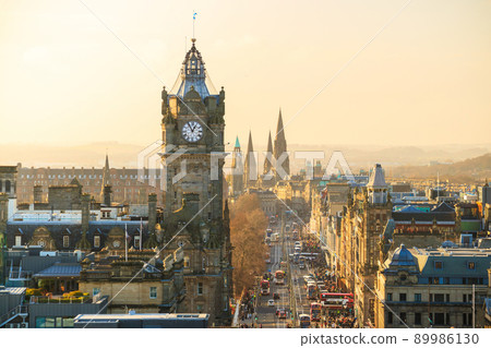 Old town Edinburgh and Edinburgh castle 89986130