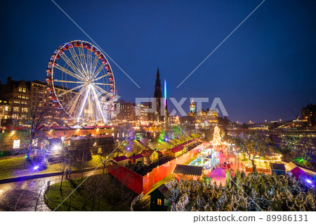 Old town Edinburgh 89986131