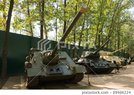 Soviet Army SU-100 Tank Destroyer 89986224