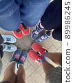 Children's feet, elementary school friends, classmates, men and women 89986245